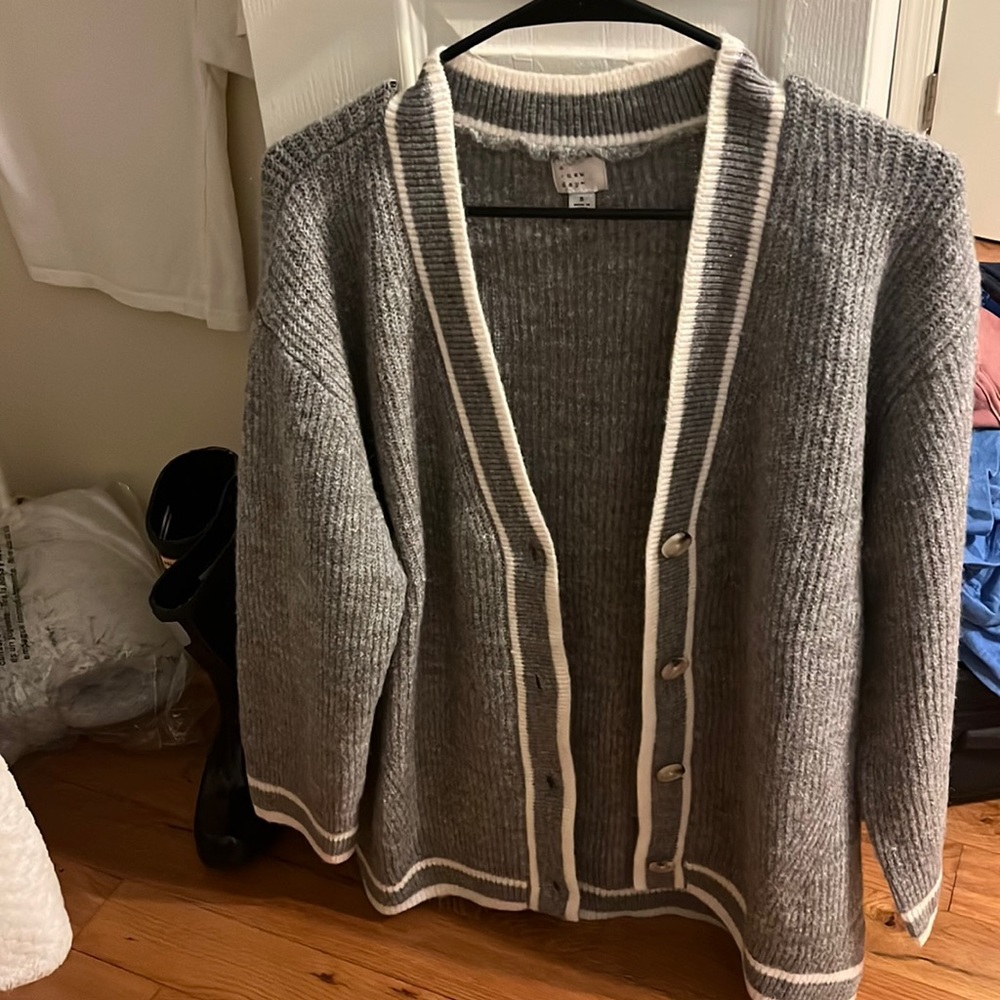 grey cardigan 🧥